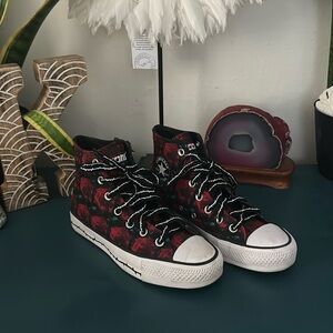 Woman’s 7.5. Converse